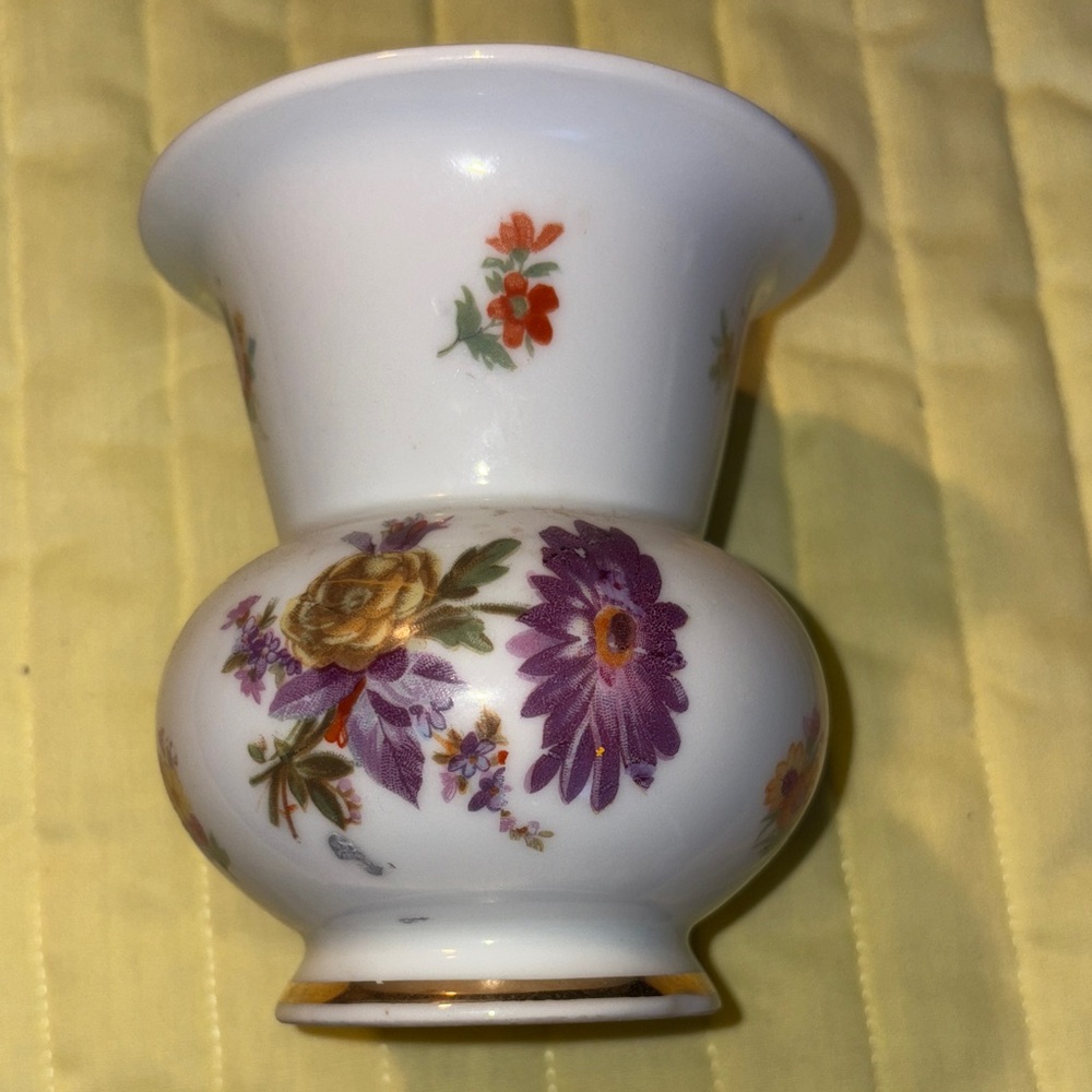 GOLD CASTLE, Japan floral vase, some wear on gold on top, lovely flowers $15 - Picture 2 of 10